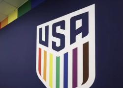 Qatar 2022, gli Usa sfidano il Paese sui diritti sociali e si presentano con la bandiera arcobaleno nello stemma