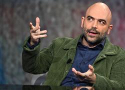 Saviano allucinato: “Se non posso più neanche dare della bastarda alla Meloni, siamo in dittatura”