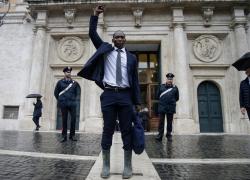 Soumahoro, deputato Sinistra Italiana, coop di famiglia sotto indagine per "maltrattamenti" e stipendi non pagati