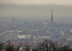 Torino, genitori chiedono i danni alla Regione: “Nostro figlio si è ammalato di bronchite cronica per lo smog”