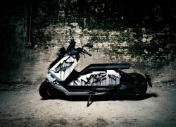 Urban Camouflage: lo scooter elettrico BMW CE 04 diventa un’opera 