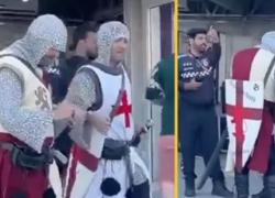 Qatar, i tifosi inglesi vanno allo stadio vestiti da crociati e vengono buttati fuori - VIDEO