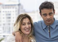 Sofiane Bennacer, fidanzato di Valeria Bruni Tedeschi, accusato di stupro da ex colleghe. La regista: "Puro linciaggio mediatico"