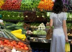 Fruttivendolo offre la moglie ai propri clienti in cambio di denaro
