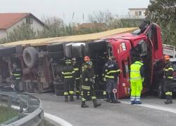 Incidente ad Ancona, ambulanza schiacciata da camion che si ribalta: due morti