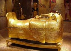 Tutankhamon, i 100 anni dalla scoperta della tomba. Il re fanciullo ricoperto da 105 kg d'oro e la "maledizione" che colpì Carnarvorn
