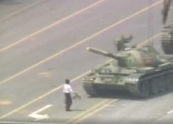 Cina, rivolta contro restrizioni anti-covid, la lotta per la libertà come in Piazza Tienanmen il 4 giugno 1989 