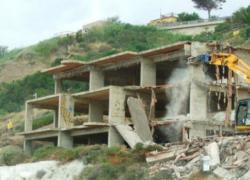 L’abusivismo si cura con le ruspe e la galera, perché è Crimine contro il Futuro della Nazione