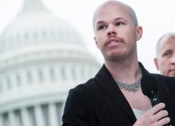 Usa, la drag queen Sam Brinton rischia 5 anni di carcere per aver rubato una valigia: fu nominato da Biden al Nucleare 
