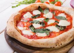 L’Ue: “Pizza napoletana fuorilegge se priva di regolamento”. Per una volta Bruxelles tutela l’Italia