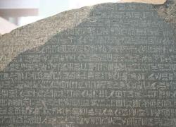 Stele di Rosetta, la petizione per restituirla all’Egitto: raggiunte 110mila firme. British Museum: “Reperto acquisito nel 1801 legalmente”