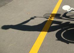 Il governo Meloni cade dalla bicicletta: tagliati 94 mln di fondi per le piste ciclabili