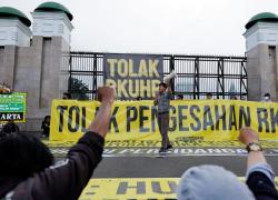 Indonesia, approvata legge che vieta sesso fuori dal matrimonio: pena fino a un anno di carcere, punibili anche i turisti