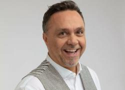 Gabriele Cirilli, chi &egrave;: et&agrave;, altezza, peso, moglie, figli, malattia, dimagrito