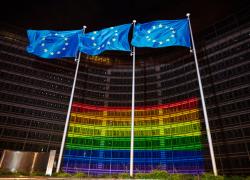 Commissione Ue, chiesto riconoscimento dei genitori gay nei paesi membri: "Chiarezza giuridica a tutti i tipi di famiglie”
