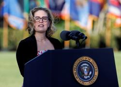 Usa, la senatrice Kyrsten Sinema lascia i democratici: al Congresso torna la parità coi repubblicani (50-50)