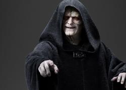 Nonna prega statuetta dell'Imperatore di Star Wars credendolo un santino per 15 anni - VIDEO