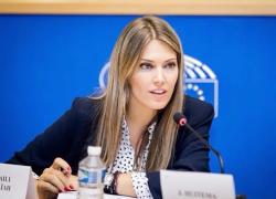 Eva Kaili, trovati "sacchi di banconote" a casa dell'eurodeputata che difendeva il Qatar