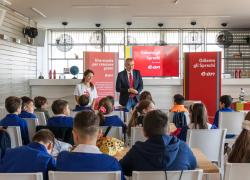 E.ON per la transizione: progetti per l’indipendenza energetica delle abitazioni e l’education nelle scuole