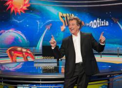 Enzo Iacchetti è malato e conduce Striscia da casa: perché e quando torna