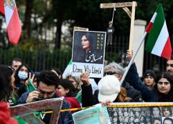 Proteste in Iran, pena di morte per 11 persone e carcere per altre 400. Intanto impiccato un altro manifestante