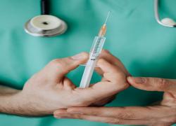 Vaccino Covid, miocarditi e morti improvvise, l'Università di Heidelberg: "Le autopsie ne rivelano la correlazione"