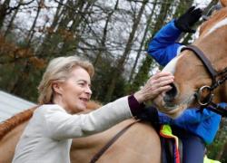 Da guerrafondaia ad amica delle case farmaceutiche, è stato un attimo: indagata la Von Der Leyen per gli accordi con Pfizer sul vaccino anti Covid