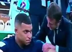Argentina-Francia, Mbappé piange e Macron lo abbraccia per consolarlo - VIDEO