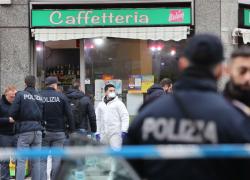 Omicidio in un bar al Corvetto di Milano, 35enne titolare ucciso a colpi di pistola in un agguato