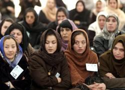 Afghanistan, donne escluse dalle università: la nuova stretta dei Talebani all’emancipazione femminile