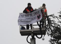Berlino, gli attivisti per il clima “Last generation” tagliano l'albero di Natale alla Porta di Brandeburgo - VIDEO