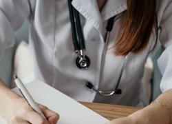 Ricette mediche online, retromarcia del governo: proroga di un anno alla prescrizione via email e sms