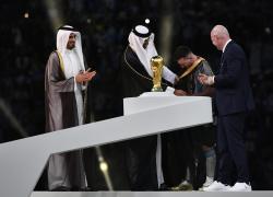 Qatar 2022: offerto un milione di dollari a Messi per il Bisht indossato per alzare la Coppa