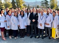Calabria, arrivati i primi 50 medici cubani. Occhiuto (Fi): “Non ruberanno il posto ai camici italiani”