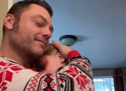 Tiziano Ferro, primo Natale da papà. La foto col figlio scatena la retorica sui social: “Grazie per questo regalo”