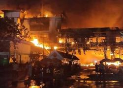 Cambogia, incendio in un hotel casinò: i morti salgono a 25, edificio ancora in fiamme