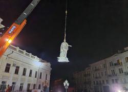 Ucraina, rimossa la statua di Caterina la Grande a Odessa: il “ringraziamento” per aver fondato la città - VIDEO 