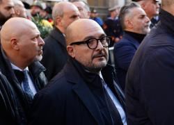 Sangiuliano: "Lingua italiana nella Costituzione, usare parole straniere è da radical chic". Il cortocircuito del ministro