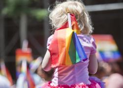 In Spagna passa la “legge trans” per i minorenni: femministe contrarie, si spacca la sinistra riformista