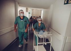 Bimbo ferito dal compagno della nonna a Ventimiglia: "8 costole rotte e un polmone collassato", ricoverato al Gaslini
