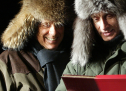 Putin manda gli auguri di buon anno a Berlusconi. Ignorati Macron, Biden e Scholz