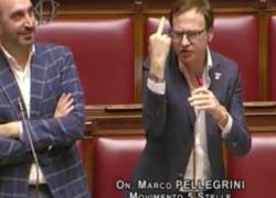 "Animale, stai seduto", bagarre alla Camera per il decreto rave: insulti e dito medio - VIDEO