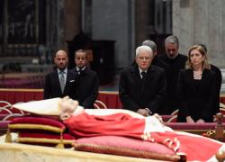 Benedetto XVI, da oggi la salma nella Basilica di San Pietro. Mattarella e Meloni tra i primi a rendere omaggio