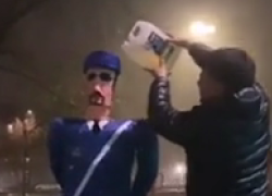 Manichino di un poliziotto fatto esplodere a Milano da un ecuadoriano. Salvini: "Cretini" - VIDEO
