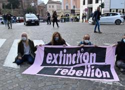 Uk, gli ecologisti di Extinction Rebellion: “Basta coi gesti plateali”. Si spacca il movimento ambientalista