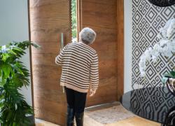 Milano, 10 italiani denunciati per 1200 truffe a danno di anziani: si presentavano in casa e obbligavano a comprare prodotti fino a 7mila&euro;