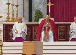 Funerali Papa Benedetto XVI, Francesco: "Grazie per sua dedizione". I fedeli: "Santo subito"

 