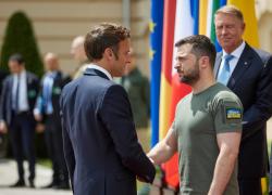 Guerra Ucraina, Macron annuncia l'invio di nuove armi a Kiev: "Pronti carri armati leggeri Amx-10 Rc"
