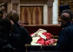 Rogito Benedetto XVI, il testo inserito nella bara: "Lottò contro crimini del clero sui minori"