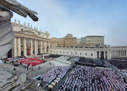 Funerali Ratzinger, fedeli truffati: comprano falsi biglietti online per posti a sedere ma non ne servono